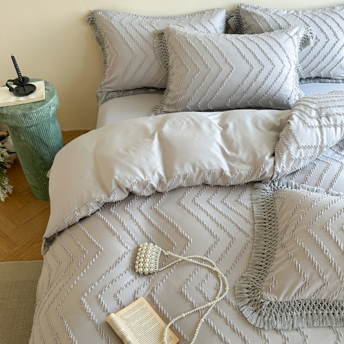 91家纺网 家纺一手货源 找家纺 缘生活 2025新款素色简约立体剪花流苏四件套 剪花波浪+流苏浅灰