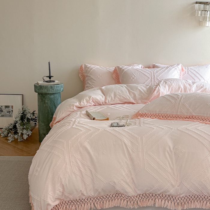 91家纺网 家纺一手货源 找家纺 缘生活 2025新款素色简约立体剪花流苏四件套 剪花大方格+流苏浅粉