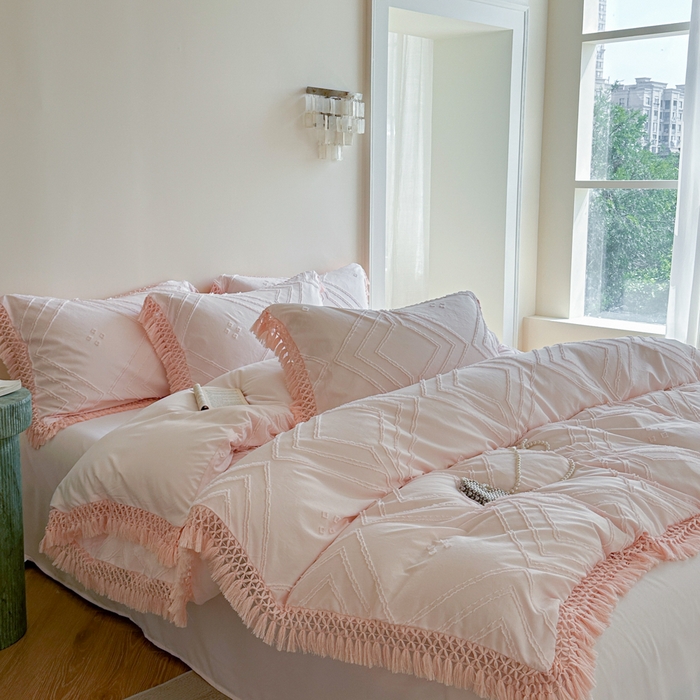 91家纺网 家纺一手货源 找家纺 缘生活 2025新款素色简约立体剪花流苏四件套 剪花大方格+流苏浅粉