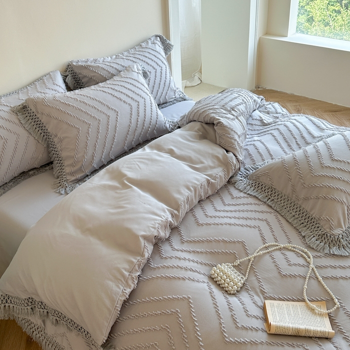 91家纺网 家纺一手货源 找家纺 缘生活 2025新款素色简约立体剪花流苏四件套 剪花波浪+流苏浅灰