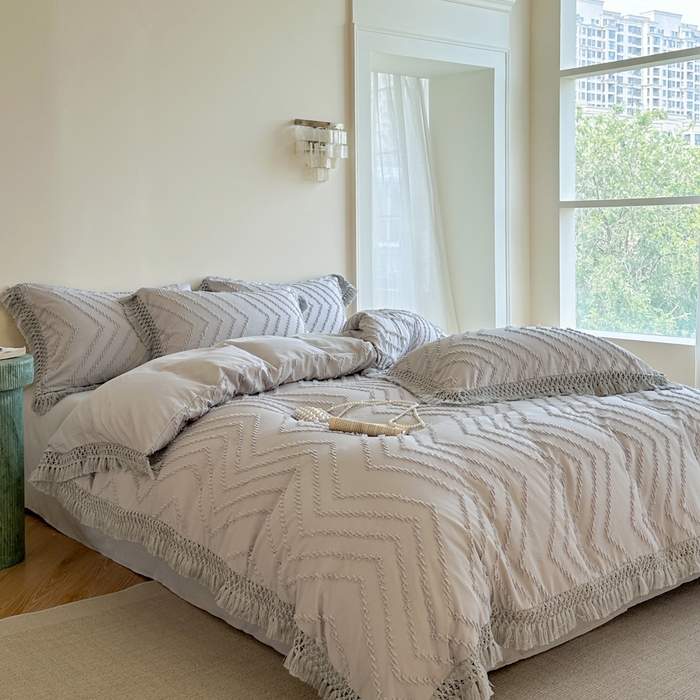 91家纺网 家纺一手货源 找家纺 缘生活 2025新款素色简约立体剪花流苏四件套 剪花波浪+流苏浅灰