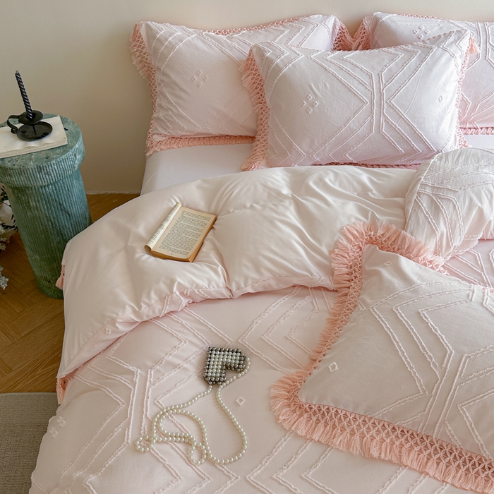 91家纺网 家纺一手货源 找家纺 缘生活 2025新款素色简约立体剪花流苏四件套 剪花大方格+流苏浅粉