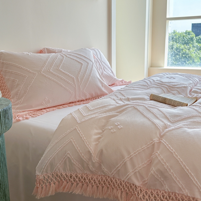 91家纺网 家纺一手货源 找家纺 缘生活 2025新款素色简约立体剪花流苏四件套 剪花大方格+流苏浅粉