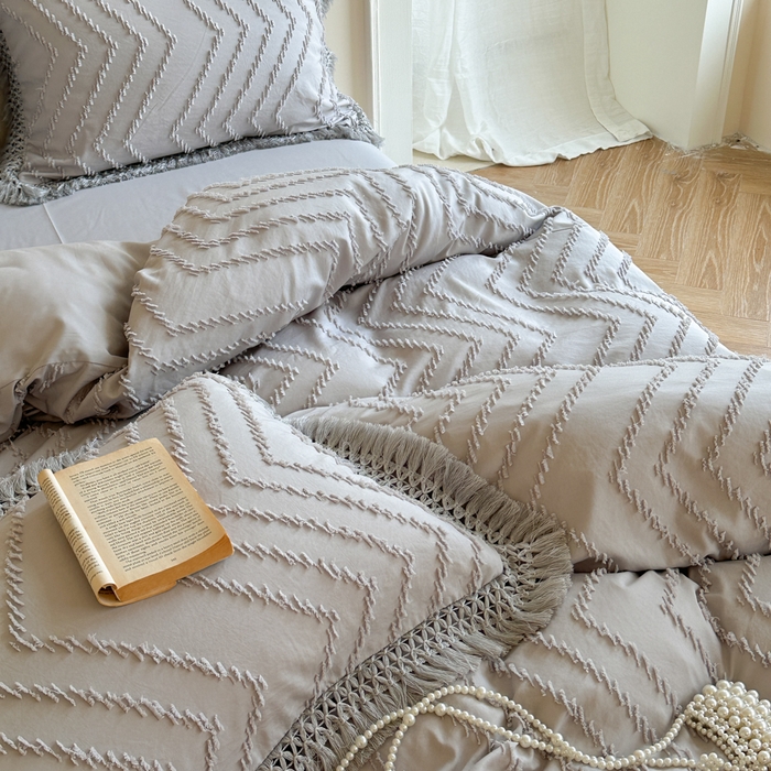 91家纺网 家纺一手货源 找家纺 缘生活 2025新款素色简约立体剪花流苏四件套 剪花波浪+流苏浅灰