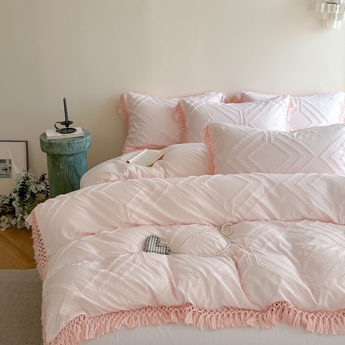 91家纺网 家纺一手货源 找家纺 缘生活 2025新款素色简约立体剪花流苏四件套 剪花大方格+流苏浅粉