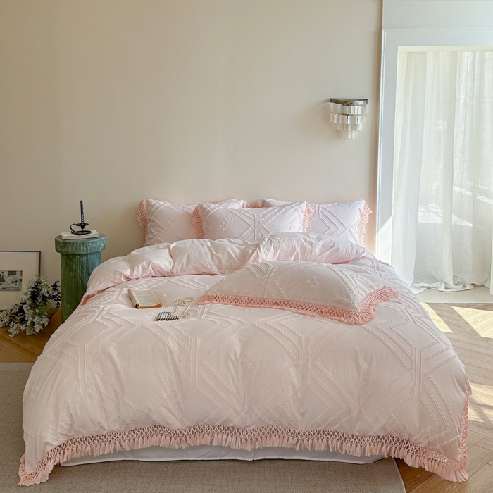 91家纺网 家纺一手货源 找家纺 缘生活 2025新款素色简约立体剪花流苏四件套 剪花大方格+流苏浅粉