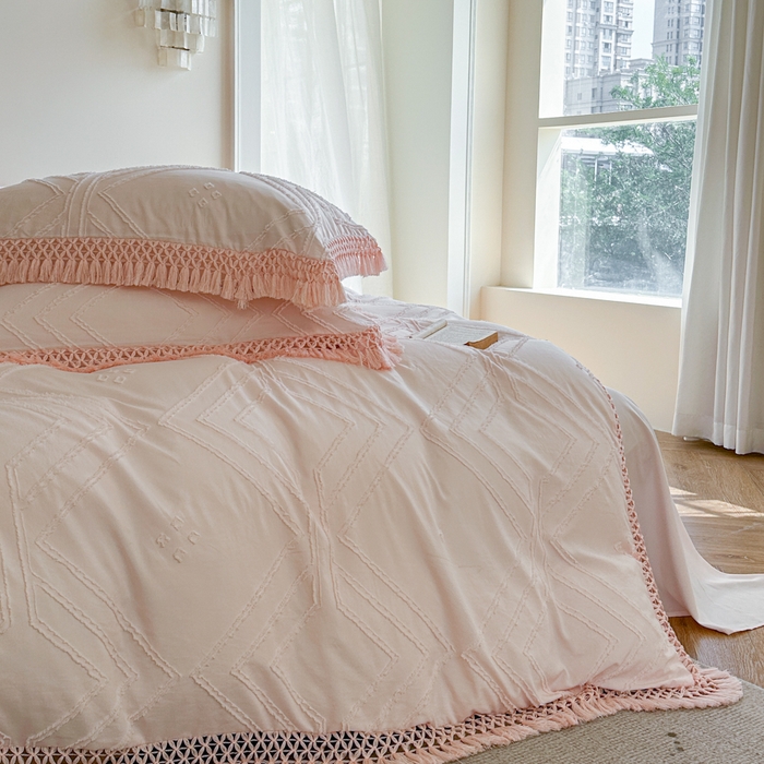 91家纺网 家纺一手货源 找家纺 缘生活 2025新款素色简约立体剪花流苏四件套 剪花大方格+流苏浅粉