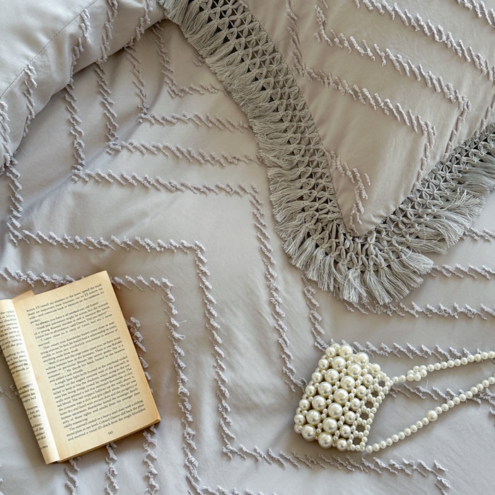 91家纺网 家纺一手货源 找家纺 缘生活 2025新款素色简约立体剪花流苏四件套 剪花波浪+流苏浅灰