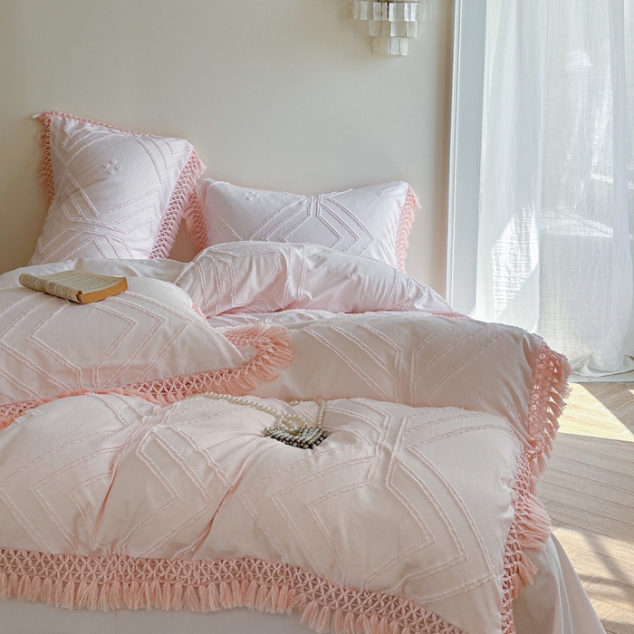 91家纺网 家纺一手货源 找家纺 缘生活 2025新款素色简约立体剪花流苏四件套 剪花大方格+流苏浅粉