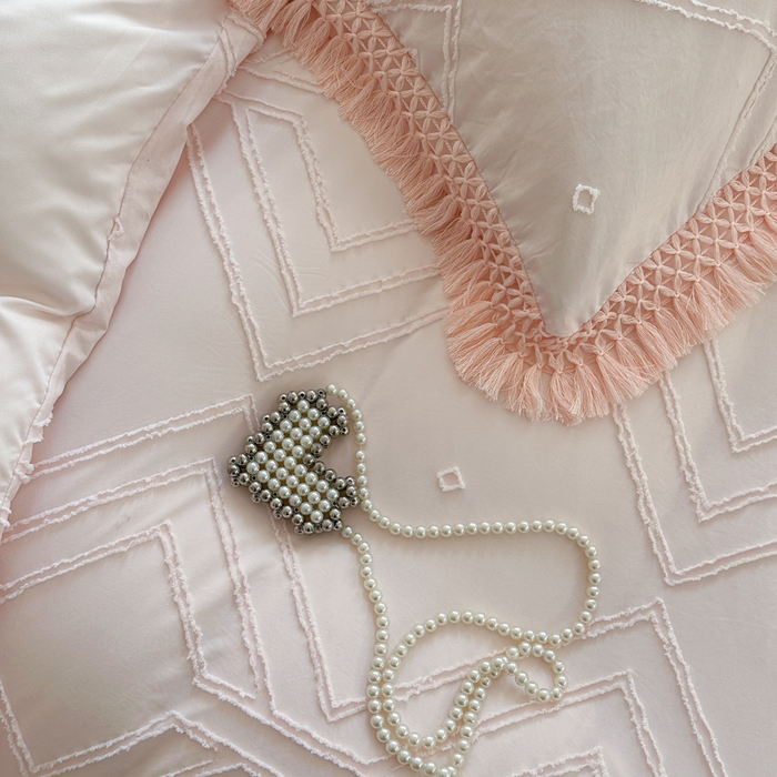 91家纺网 家纺一手货源 找家纺 缘生活 2025新款素色简约立体剪花流苏四件套 剪花大方格+流苏浅粉