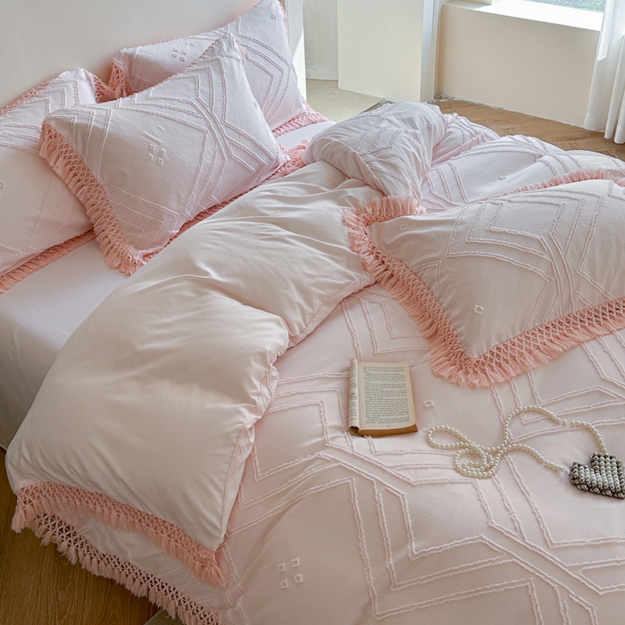 91家纺网 家纺一手货源 找家纺 缘生活 2025新款素色简约立体剪花流苏四件套 剪花大方格+流苏浅粉