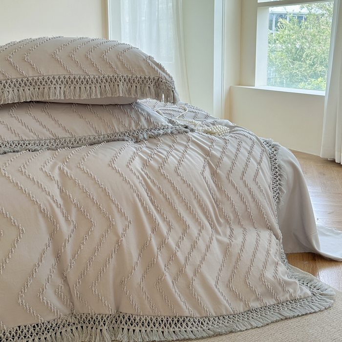 91家纺网 家纺一手货源 找家纺 缘生活 2025新款素色简约立体剪花流苏四件套 剪花波浪+流苏浅灰