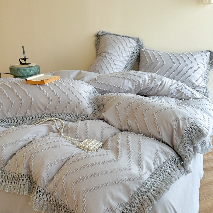 91家纺网 家纺一手货源 找家纺 缘生活 2025新款素色简约立体剪花流苏四件套 剪花波浪+流苏浅灰