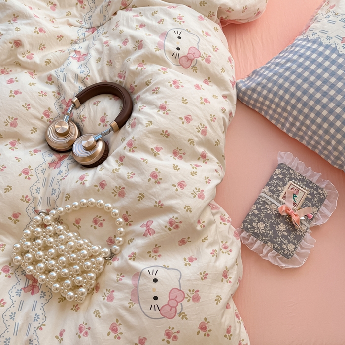 91家纺网 家纺一手货源 找家纺 卡迪熊家纺 2025新款水洗双层纱双拼碎花四件套 甜心猫咪