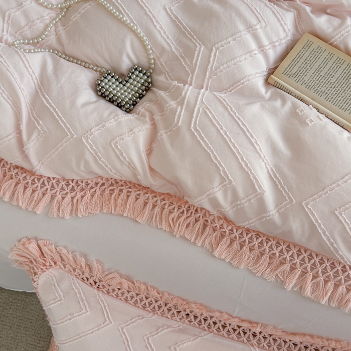 91家纺网 家纺一手货源 找家纺 缘生活 2025新款素色简约立体剪花流苏四件套 剪花大方格+流苏浅粉