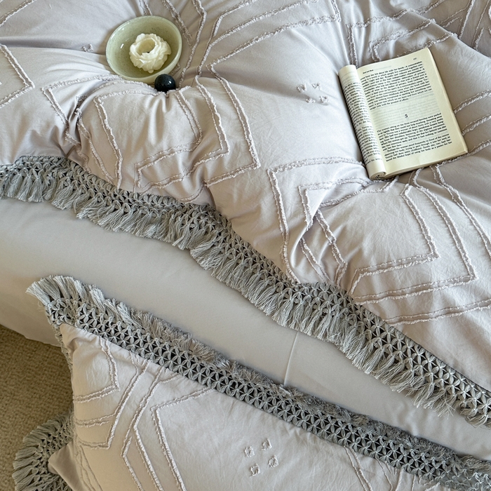 91家纺网 家纺一手货源 找家纺 缘生活 2025新款素色简约立体剪花流苏四件套 剪花大方格+流苏浅灰