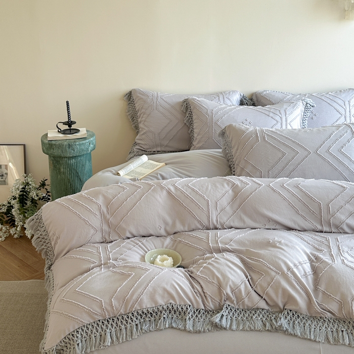 91家纺网 家纺一手货源 找家纺 缘生活 2025新款素色简约立体剪花流苏四件套 剪花大方格+流苏浅灰