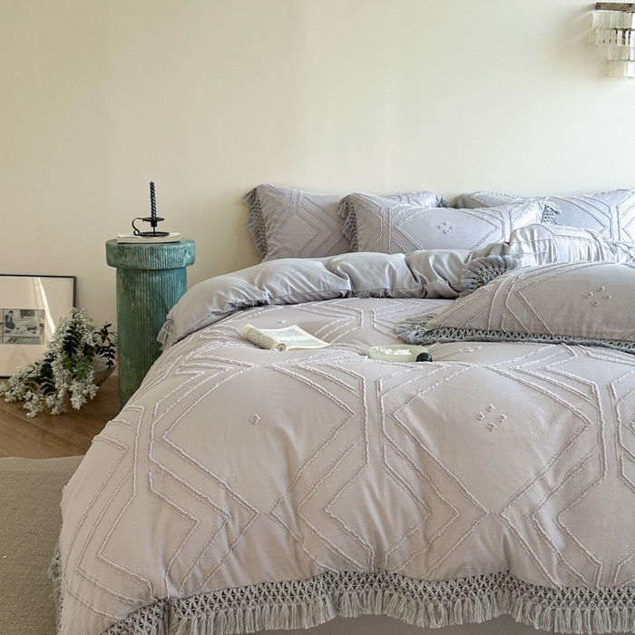 91家纺网 家纺一手货源 找家纺 缘生活 2025新款素色简约立体剪花流苏四件套 剪花大方格+流苏浅灰