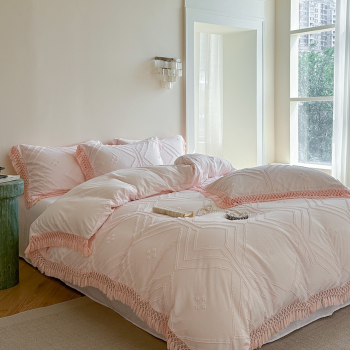 91家纺网 家纺一手货源 找家纺 缘生活 2025新款素色简约立体剪花流苏四件套 剪花大方格+流苏浅粉