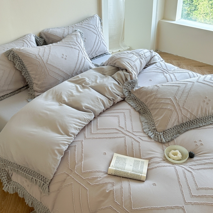 91家纺网 家纺一手货源 找家纺 缘生活 2025新款素色简约立体剪花流苏四件套 剪花大方格+流苏浅灰