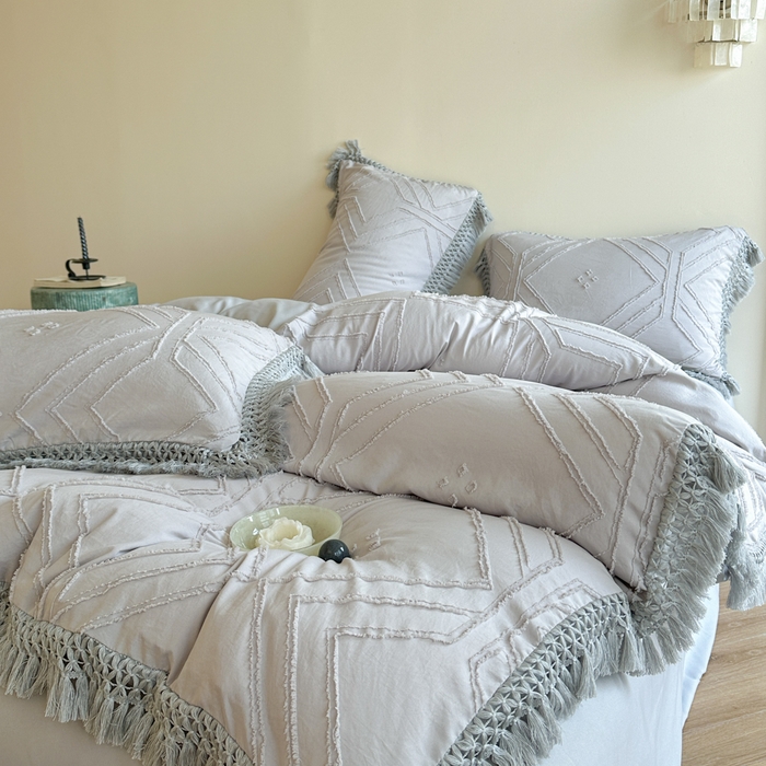 91家纺网 家纺一手货源 找家纺 缘生活 2025新款素色简约立体剪花流苏四件套 剪花大方格+流苏浅灰