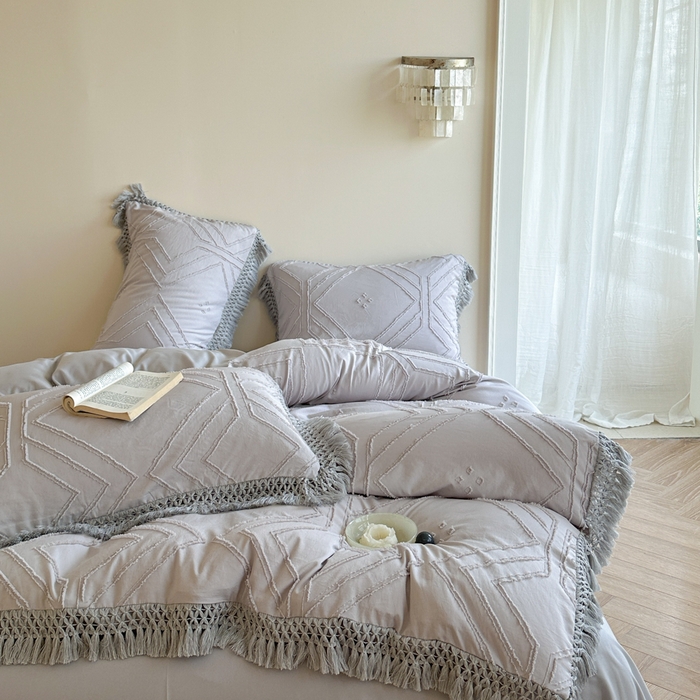 91家纺网 家纺一手货源 找家纺 缘生活 2025新款素色简约立体剪花流苏四件套 剪花大方格+流苏浅灰