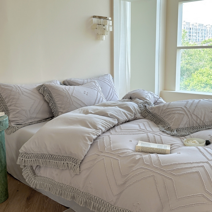 91家纺网 家纺一手货源 找家纺 缘生活 2025新款素色简约立体剪花流苏四件套 剪花大方格+流苏浅灰