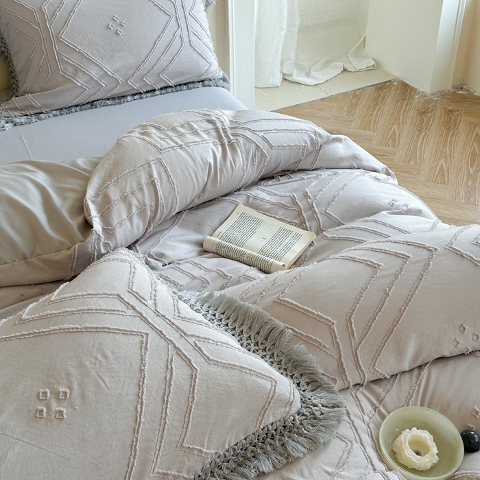 91家纺网 家纺一手货源 找家纺 缘生活 2025新款素色简约立体剪花流苏四件套 剪花大方格+流苏浅灰