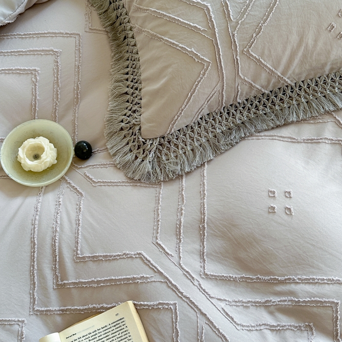 91家纺网 家纺一手货源 找家纺 缘生活 2025新款素色简约立体剪花流苏四件套 剪花大方格+流苏浅灰