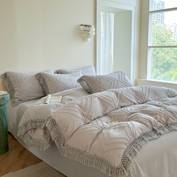 91家纺网 家纺一手货源 找家纺 缘生活 2025新款素色简约立体剪花流苏四件套 剪花大方格+流苏浅灰