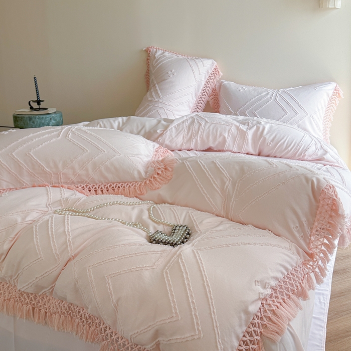 91家纺网 家纺一手货源 找家纺 缘生活 2025新款素色简约立体剪花流苏四件套 剪花大方格+流苏浅粉