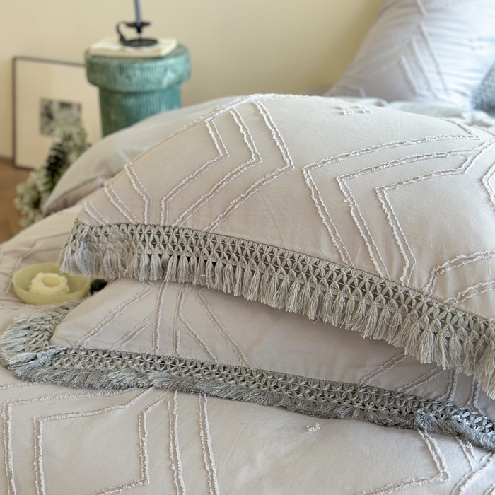 91家纺网 家纺一手货源 找家纺 缘生活 2025新款素色简约立体剪花流苏四件套 剪花大方格+流苏浅灰