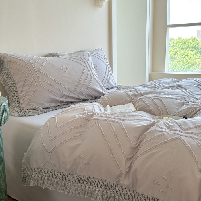 91家纺网 家纺一手货源 找家纺 缘生活 2025新款素色简约立体剪花流苏四件套 剪花大方格+流苏浅灰