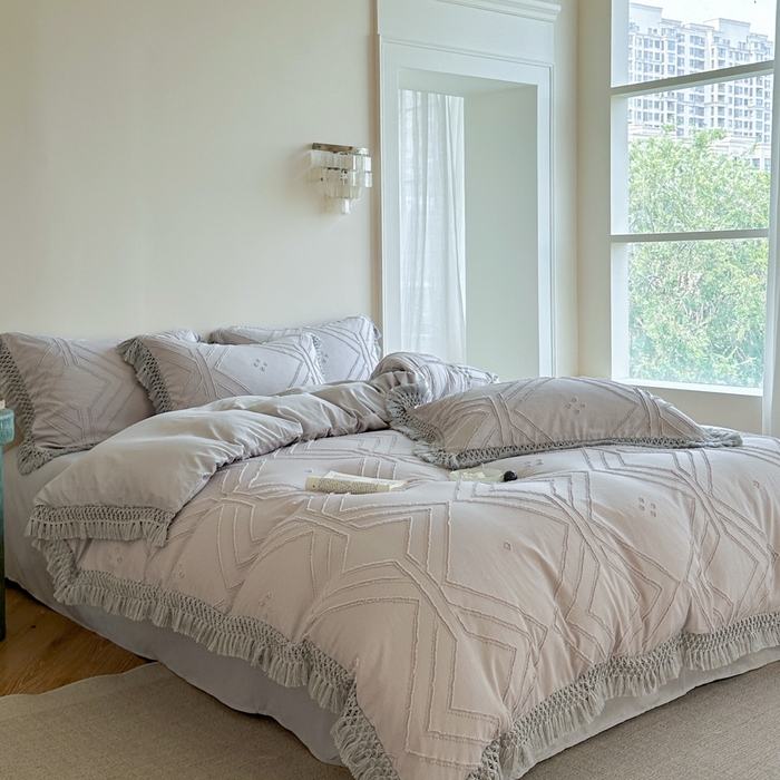 91家纺网 家纺一手货源 找家纺 缘生活 2025新款素色简约立体剪花流苏四件套 剪花大方格+流苏浅灰