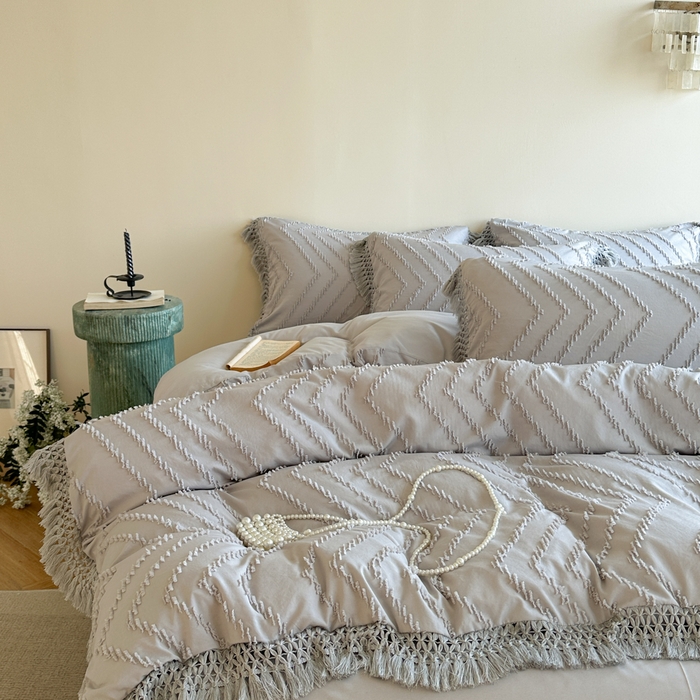 91家纺网 家纺一手货源 找家纺 缘生活 2025新款素色简约立体剪花流苏四件套 剪花波浪+流苏浅灰