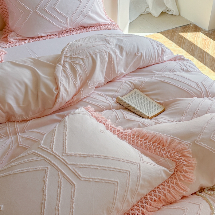 91家纺网 家纺一手货源 找家纺 缘生活 2025新款素色简约立体剪花流苏四件套 剪花大方格+流苏浅粉