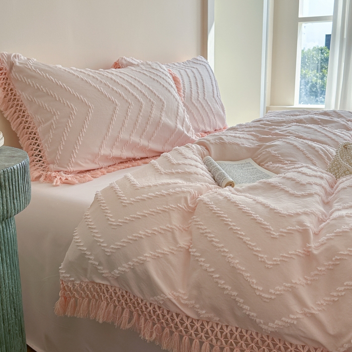 91家纺网 家纺一手货源 找家纺 缘生活 2025新款素色简约立体剪花流苏四件套 剪花波浪+流苏浅粉