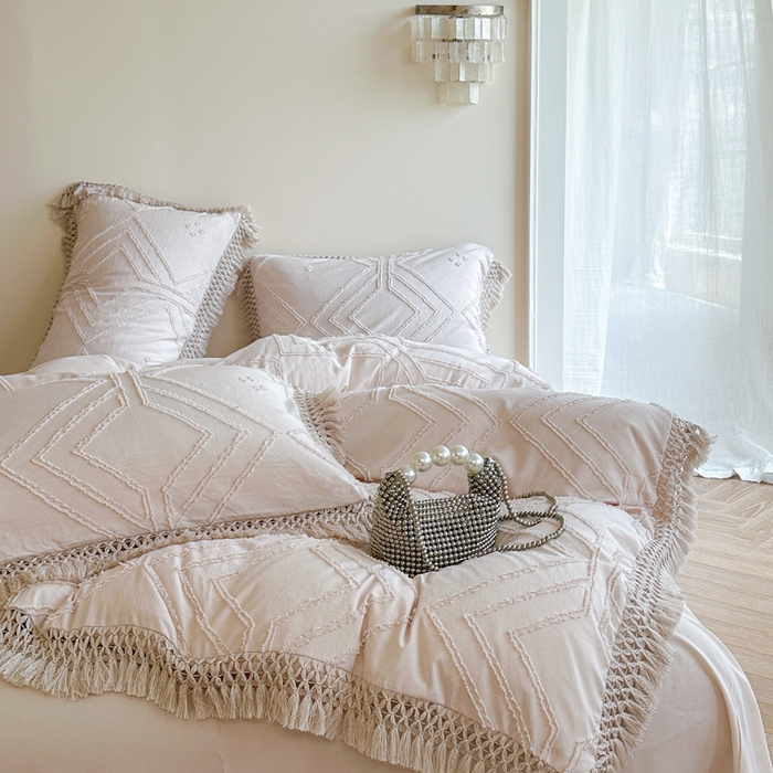 91家纺网 家纺一手货源 找家纺 缘生活 2025新款素色简约立体剪花流苏四件套 剪花大方格+流苏卡其