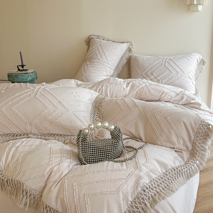 91家纺网 家纺一手货源 找家纺 缘生活 2025新款素色简约立体剪花流苏四件套 剪花大方格+流苏卡其