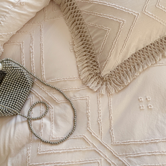 91家纺网 家纺一手货源 找家纺 缘生活 2025新款素色简约立体剪花流苏四件套 剪花大方格+流苏卡其