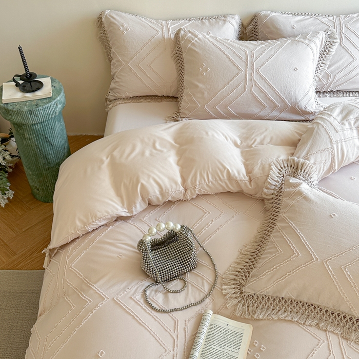 91家纺网 家纺一手货源 找家纺 缘生活 2025新款素色简约立体剪花流苏四件套 剪花大方格+流苏卡其