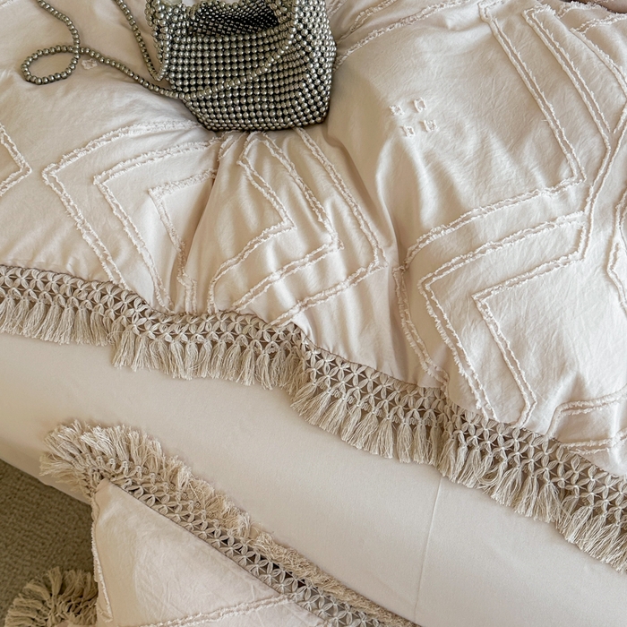 91家纺网 家纺一手货源 找家纺 缘生活 2025新款素色简约立体剪花流苏四件套 剪花大方格+流苏卡其