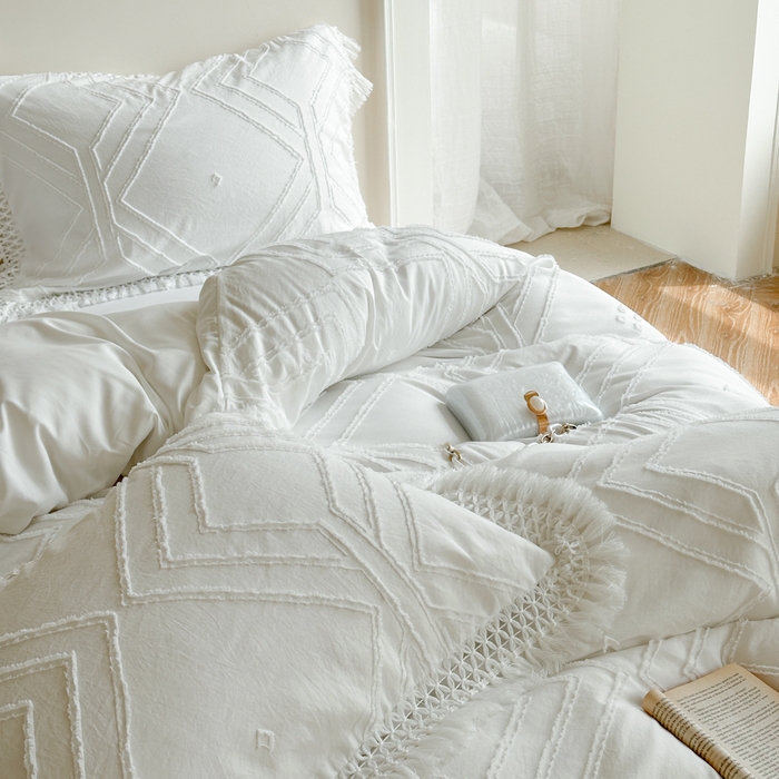 91家纺网 家纺一手货源 找家纺 缘生活 2025新款素色简约立体剪花流苏四件套 剪花大方格+流苏白色