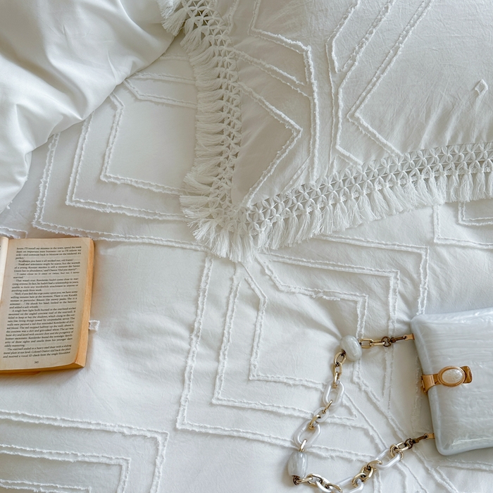 91家纺网 家纺一手货源 找家纺 缘生活 2025新款素色简约立体剪花流苏四件套 剪花大方格+流苏白色