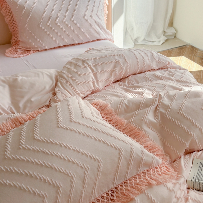 91家纺网 家纺一手货源 找家纺 缘生活 2025新款素色简约立体剪花流苏四件套 剪花波浪+流苏浅粉