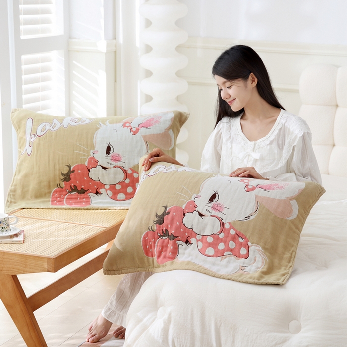 91家纺网 家纺一手货源 找家纺 朴尔家纺-毛巾被 2025新款全棉纯棉欣软系列定位四层加厚柔软纱布枕巾单枕巾枕巾单件 草莓兔 52x75cm枕巾一对