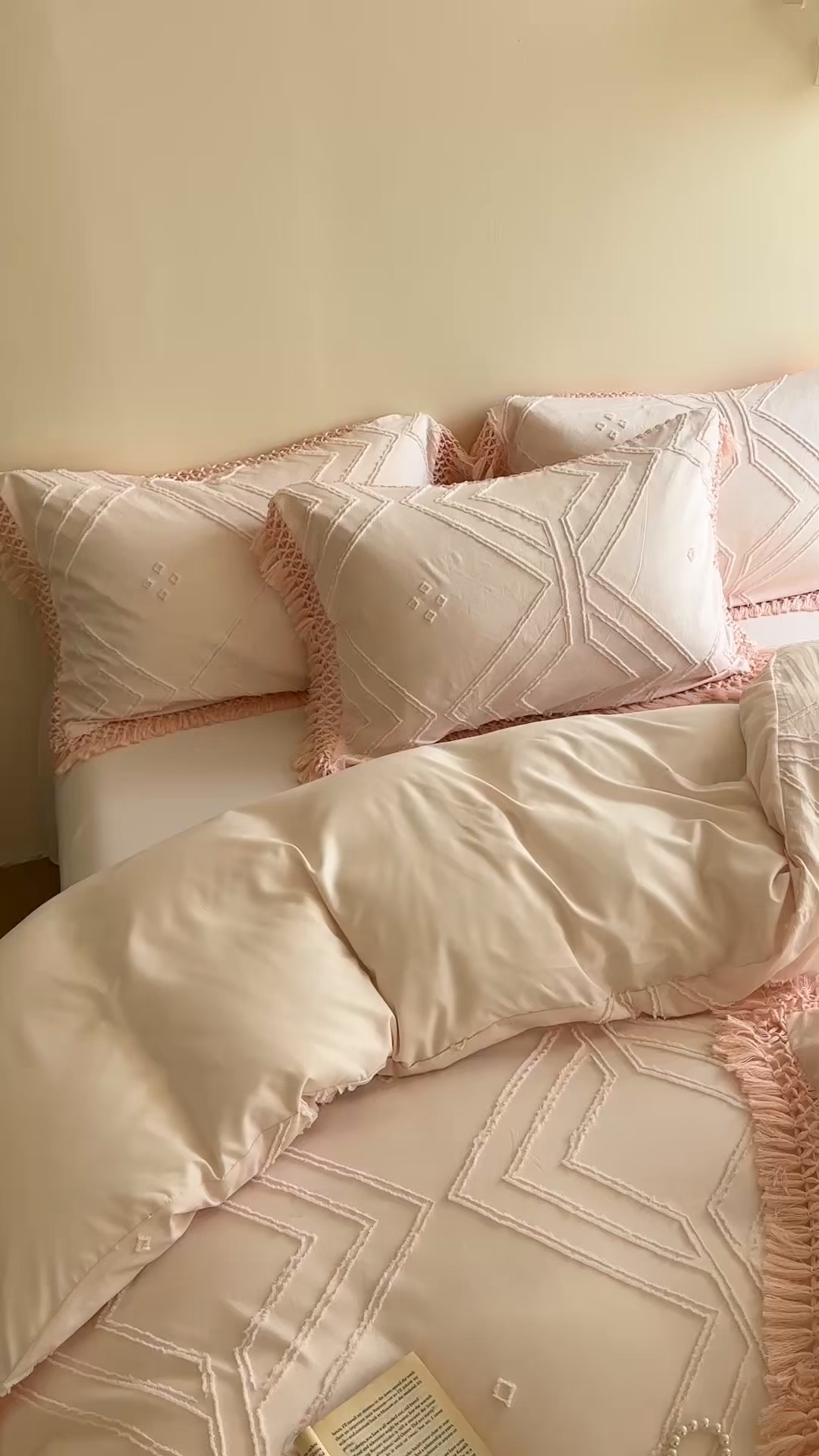 91家纺网 家纺一手货源 找家纺 缘生活 2025新款素色简约立体剪花流苏四件套 剪花大方格+流苏浅粉