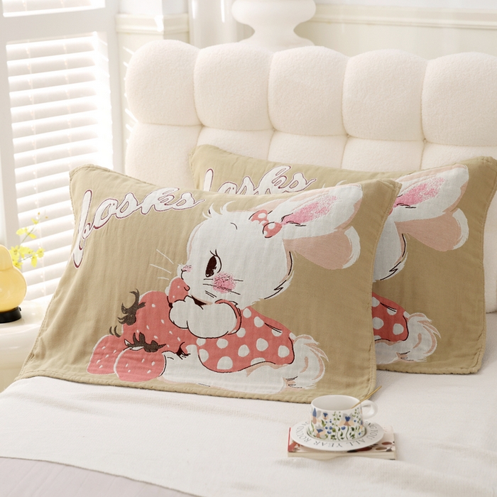 91家纺网 家纺一手货源 找家纺 朴尔家纺-毛巾被 2025新款全棉纯棉欣软系列定位四层加厚柔软纱布枕巾单枕巾枕巾单件 草莓兔 52x75cm枕巾一对