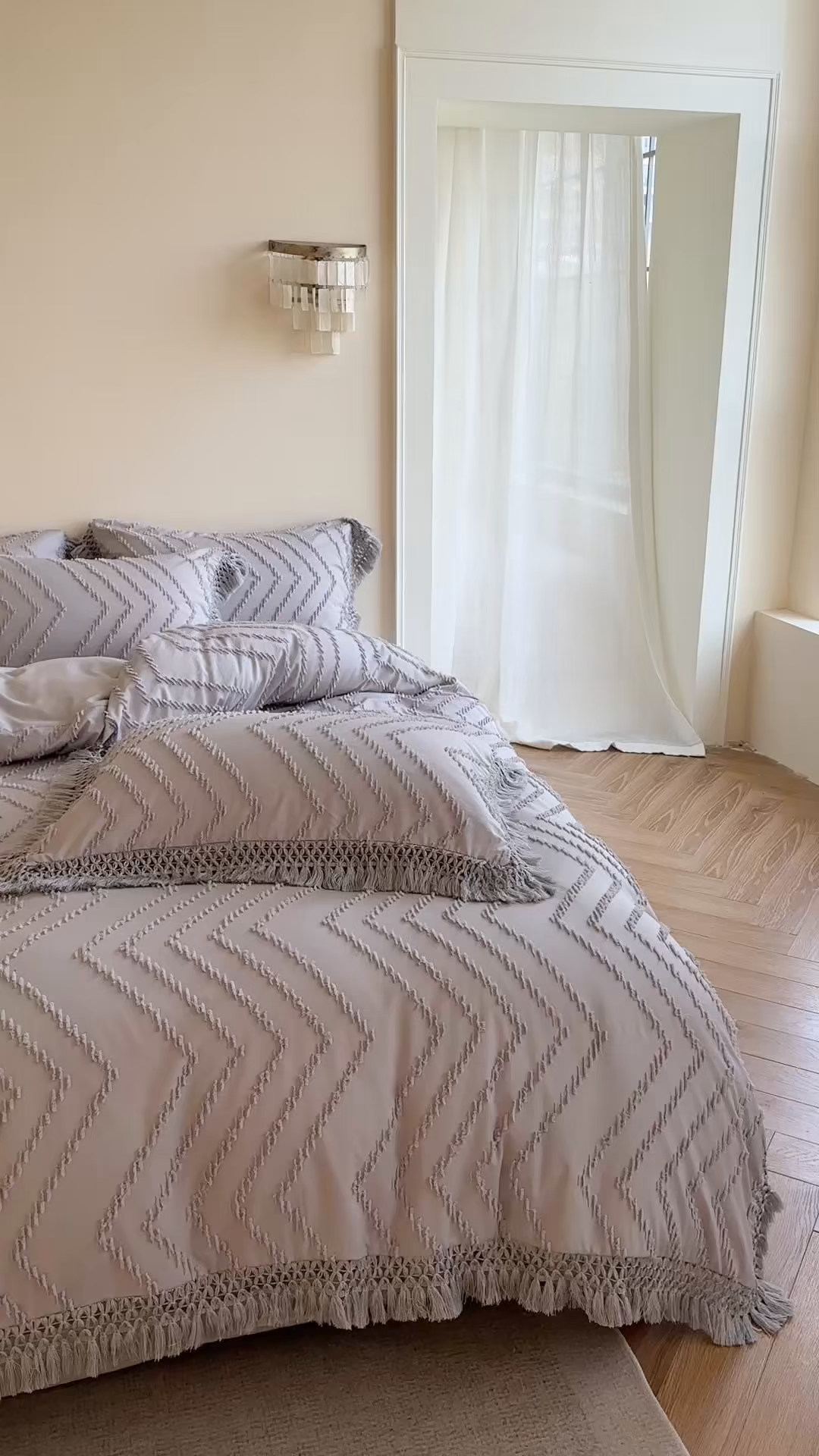 91家纺网 家纺一手货源 找家纺 缘生活 2025新款素色简约立体剪花流苏四件套 剪花波浪+流苏浅灰