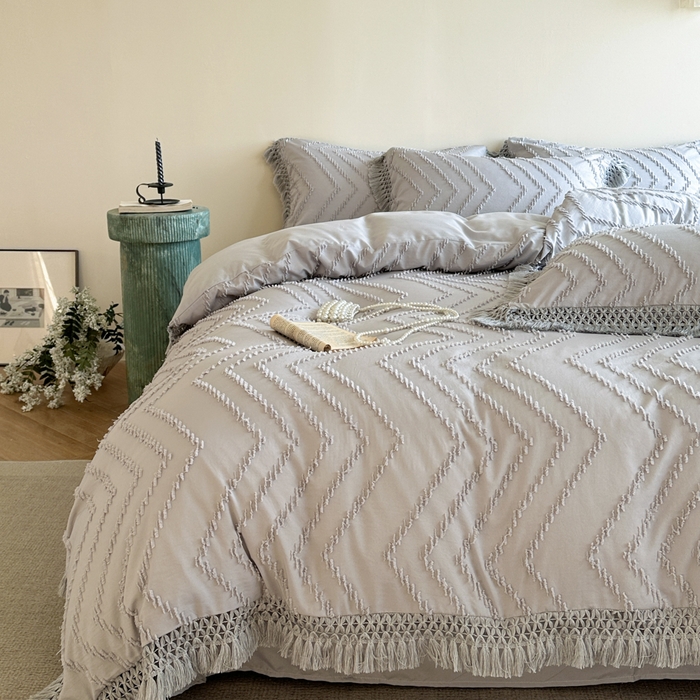 91家纺网 家纺一手货源 找家纺 缘生活 2025新款素色简约立体剪花流苏四件套 剪花波浪+流苏浅灰